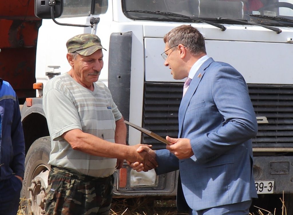 5E8PiapGxXqpPJNwCfCzzXyHIp0BrRjYXYpUStV7YuUkL0u9HdQ-9vi98aPDHQUbI-Bab7hUTWoEd-cb0q6lryb-1024x754 На Ветковщине чествовали ветеранов труда, принимающих участие в уборочной кампании-2025