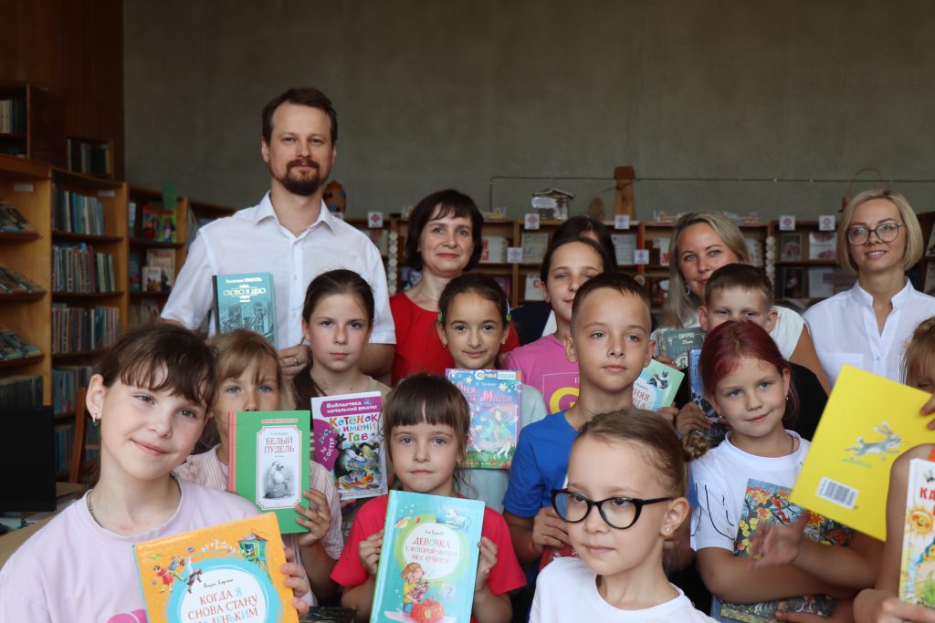 IMG_4340-1024x683 «Русский дом» пополнил фонд ветковской библиотеки