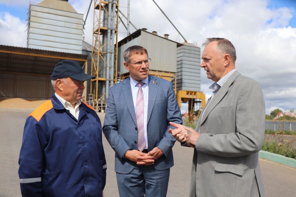 VFRczJ-iuCARJ5cz-1qR1Jy6-fNk5nMdspZDVwmle99FkV3CkvsHFPdrpQ7yFSbv2zYx8tZ77dRalcIr9uyp0UYL-1024x683 На Ветковщине чествовали ветеранов труда, принимающих участие в уборочной кампании-2025