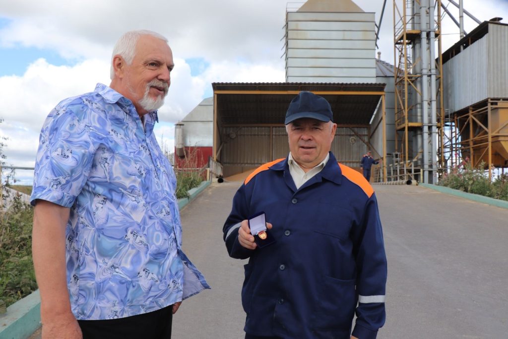 dkuIpJj-R0qoVnJqUHEfLLim6zzzXFCiWSN3rIxSinx69tzQaXdc9CR5Z3grdOpoXVWpWcISX6AvbR9qeU57mYXL-1024x683 На Ветковщине чествовали ветеранов труда, принимающих участие в уборочной кампании-2025