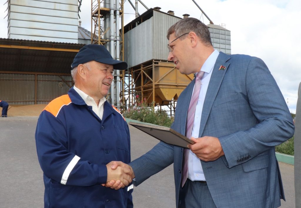 vOkzLdxGd41rZ2Pi4VJuHAkVxiTBagf3GMSWQZDBq0G1MP3A-D5HKhigE5CDtsZORfM7BMGq8gGS7JRYm6vIlpQ3-1024x707 На Ветковщине чествовали ветеранов труда, принимающих участие в уборочной кампании-2025