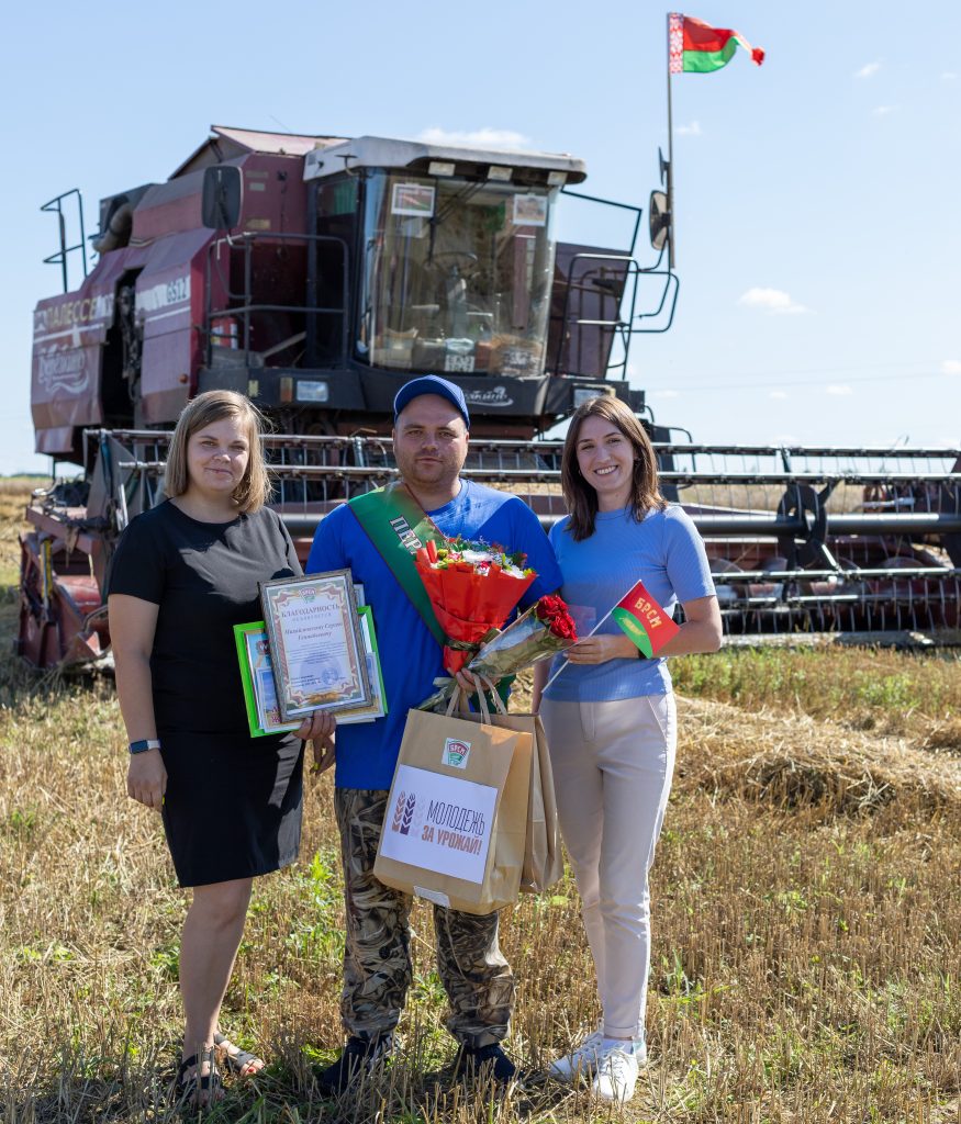 ф1-27-875x1024 В хозяйствах Ветковщины чествовали тружеников уборочной кампании