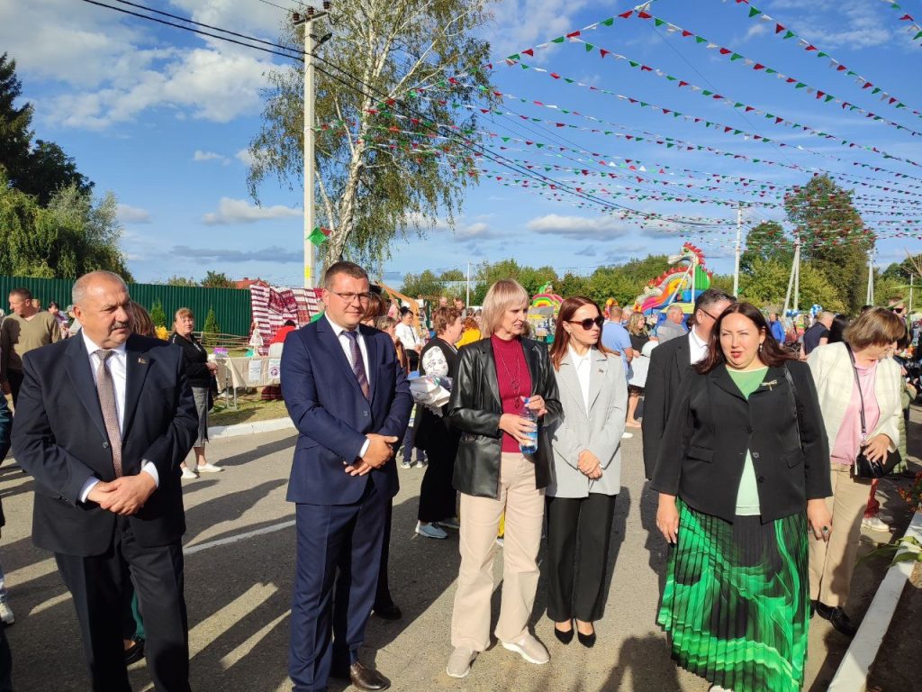 1usv1ru4vrcggaq7ypyxbrlhqugg6dqtkcq0oon0iyuvrrlfcpy2bya8iqwv5p7wblahkuhn5l0hhdawcepmyyuj-1024x768 В агрогородке Столбун проходит районный праздник тружеников села «Дажынкі-2025»