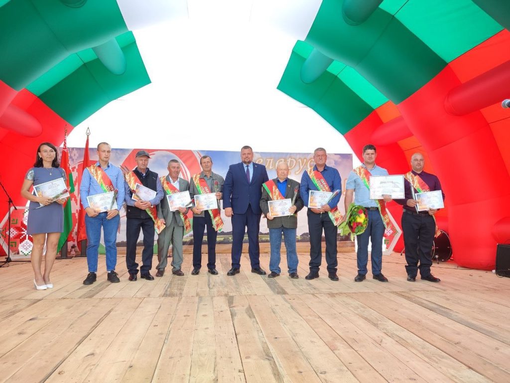 1zg9bo419fs_dy8ydhzvd0m3k8tw0ycrbhovva9e6gevq8stx1nil5mxi99fakstfaayhrhkuwiibyatvfsmpdmk-1024x768 В агрогородке Столбун проходит районный праздник тружеников села «Дажынкі-2025»