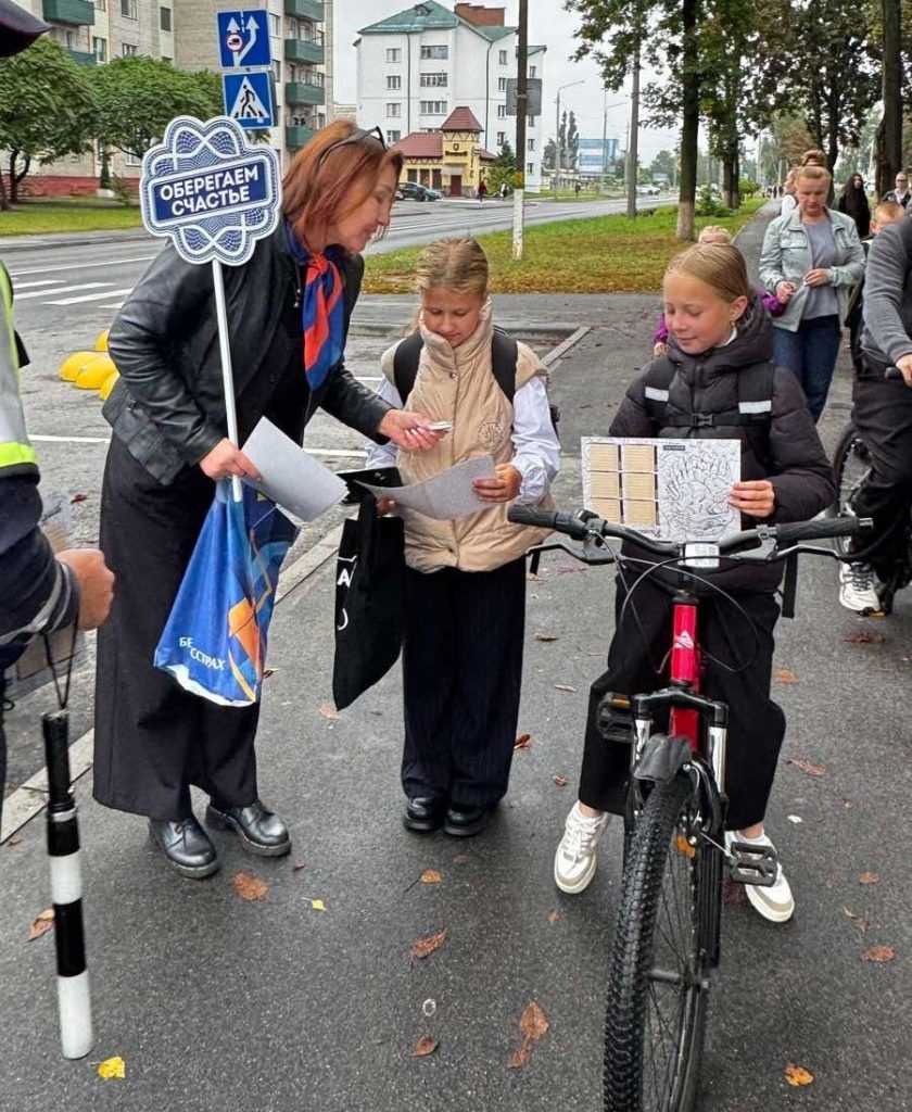 4bPbBg6V5Jj1han-WNBGP4ticAbb66tGyz59uHQgayH6y5f-XdaZkhs88RRNdYGrB5wyysgWEf5HwACorQNH1Ly--840x1024 Сотрудники ГАИ совместно с Белгосстрахом проводят акцию "Безопасная дорога в школу"