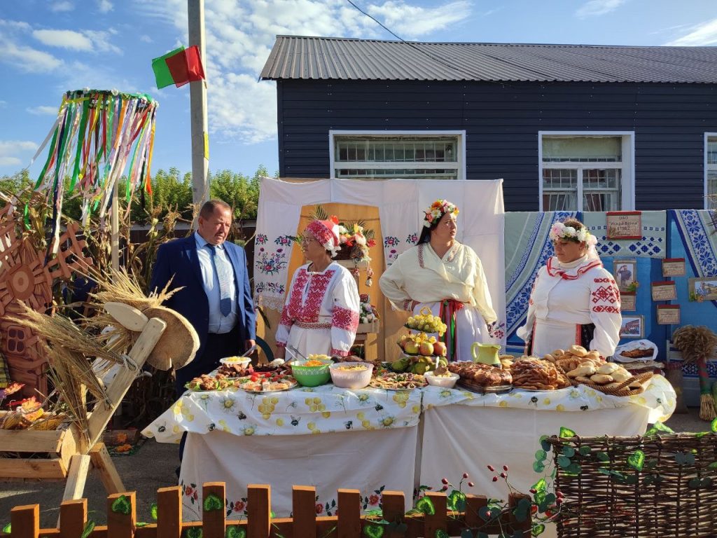 4cgqvjpmofhqvd0bxzqlua1y_xbw0tcfypowiuz72_yxa2pf1kfaeimxj8vo_wh3y8abpuidnt_gr2cehy7gm5a0-1024x768 В агрогородке Столбун проходит районный праздник тружеников села «Дажынкі-2025»