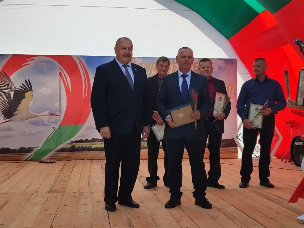 9wipemvngne-3zfqqujzqfmdeqc_rgzi2zmohttqwsnwfhwhmwurvhtetkh_m4rzgntsqsqfgywb_8nipaim-hp-1024x768 В агрогородке Столбун проходит районный праздник тружеников села «Дажынкі-2025»