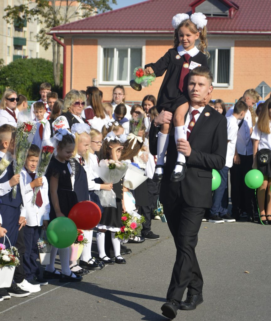 DSC2783-864x1024 В школах Ветковщины сегодня прозвенел первый звонок нового 2025/2026 учебного года