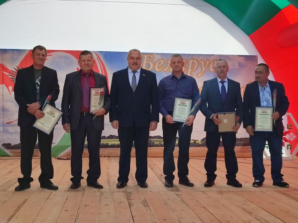 br4jbmq2gz4_-pkarshtsyihfggg1yipjy4xe0hxyldqpxbfmxfimhhlfydal7k6ctvxw2tmdfkskpbxpvjqo2nw-1024x768 В агрогородке Столбун проходит районный праздник тружеников села «Дажынкі-2025»