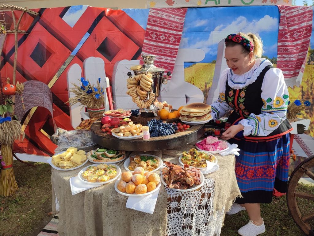 ezu5jfb-t_zzdp8-eefogtxmrrhh4474ysjf2nxbxf2mfmwunoqenmdc6ssy588gsfrmgrbojmyoptphdaumtixa-1024x768 В агрогородке Столбун проходит районный праздник тружеников села «Дажынкі-2025»