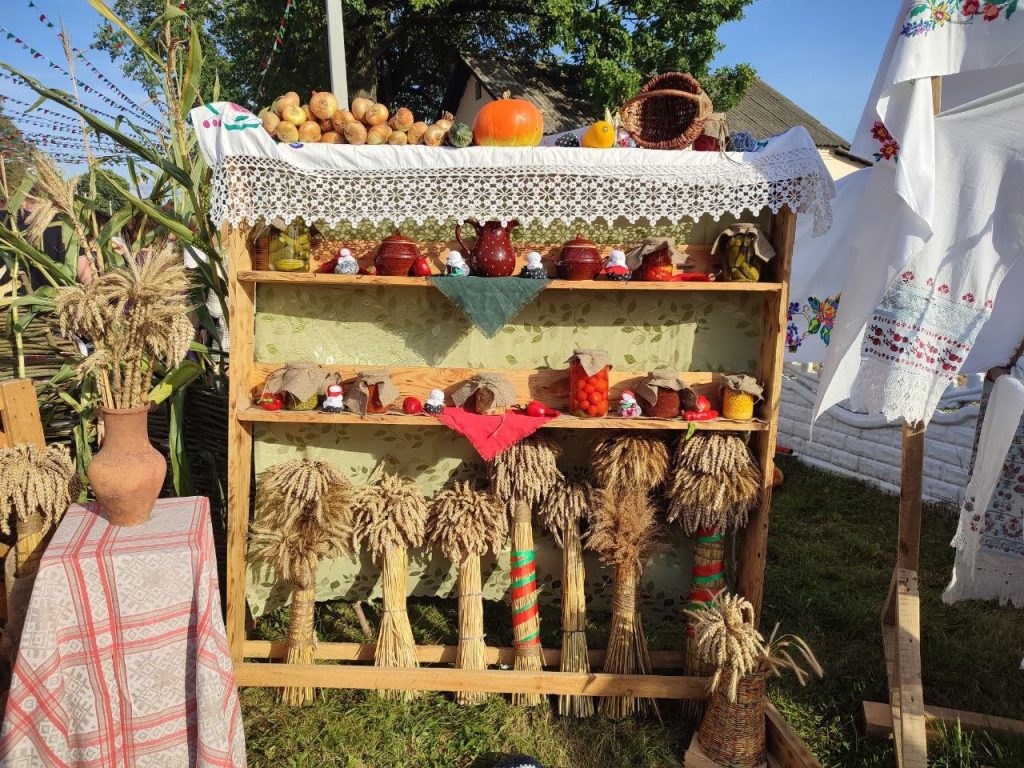 glu0a_uojcgd4cuicthus6_yit6zsuswxfwp8ygsvmxmvyosq5qjhpw_djcq_d6mamhlpv1alxr_ig7twd27_y78-1024x768 В агрогородке Столбун проходит районный праздник тружеников села «Дажынкі-2025»