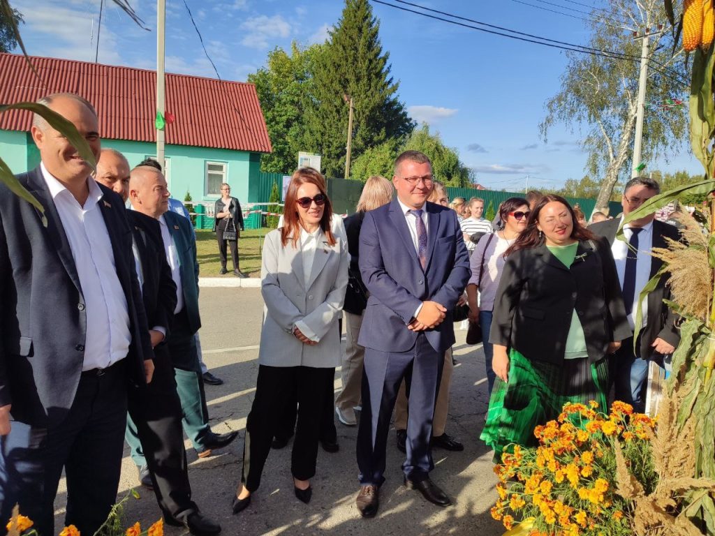 hovfrsvsdrqn0j62ql_svnlajfbv3nsx9dvpls8efhsrju1qcs5xvxiqoxzschy7e4slmhyrplk2jyv79vpdwxvh-1024x768 В агрогородке Столбун проходит районный праздник тружеников села «Дажынкі-2025»