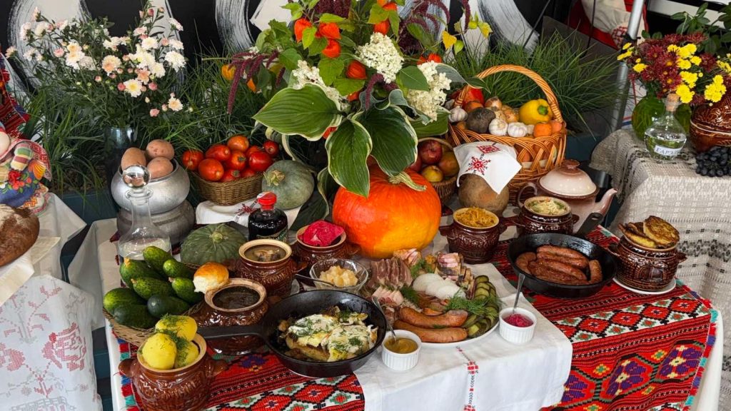 jw9bmuucKdM-x93cfgq52hx8UJPweM4BVjrh4Fdj5Gqi1j8jTpUSW8rGpo9Oc5AZqclBMpjUaww62DmwHQrrWtDV-1024x576 В День народного единства в Ветке можно отведать белорусские национальные блюда