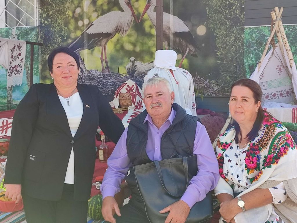 jwkl6oxl2d0wqdgjag7iaispdyn8ohb1btmu7vfprfsl-3dbj5ghjludhmgxhkgbue3ei52vos1lzfbfwe927bny-1024x768 В агрогородке Столбун проходит районный праздник тружеников села «Дажынкі-2025»