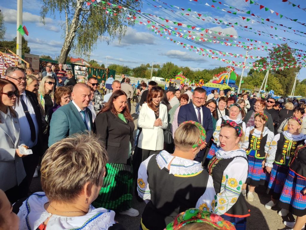 jx5yhwpq4tljxnkp1z_iligilotgfipbdb0jae5bz5ou9of4enszscfdjzuor5sd-0-1a0qlh5lzmulfbizd2wtd-1024x768 В агрогородке Столбун проходит районный праздник тружеников села «Дажынкі-2025»