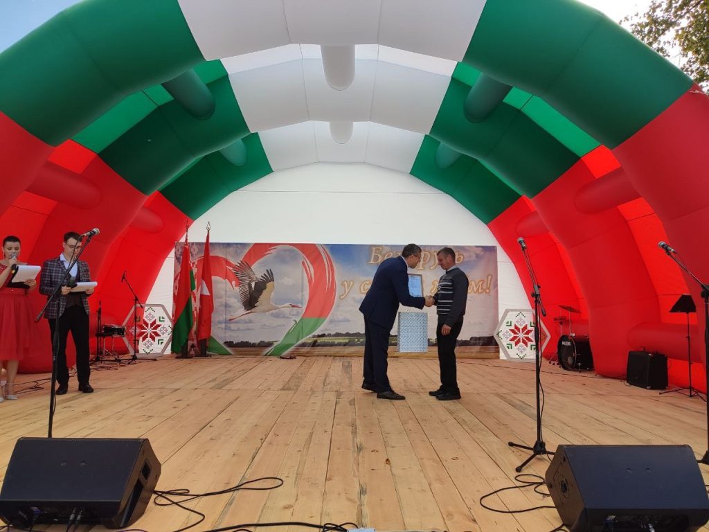 olnana1fezrxg9y823eacrohzfdefxfe-gjn_wabitlejkp2iufu7mkaeztdctfmnhec9cr-yd-umvafeudk0xzj-1024x768 В агрогородке Столбун проходит районный праздник тружеников села «Дажынкі-2025»