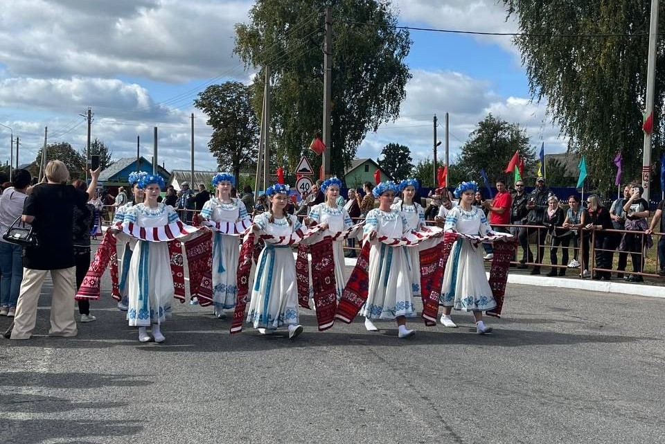 pr4xaevlvhyheiia0pno-px6h-rm6-ruowqy6rq5evanwqjt6shp0gerv1_utqjczygzfkkvxbdgsanhcogojccv В агрогородке Столбун проходит районный праздник тружеников села «Дажынкі-2025»