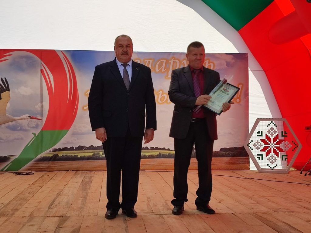 pyd31bbegg58agfdn_cz4pglyif7upfdeinp9z0jg0rf-chzyped1j1vxtbiure9d5tzlykmx-ai5fdlb-rw8x0s-1024x768 В агрогородке Столбун проходит районный праздник тружеников села «Дажынкі-2025»