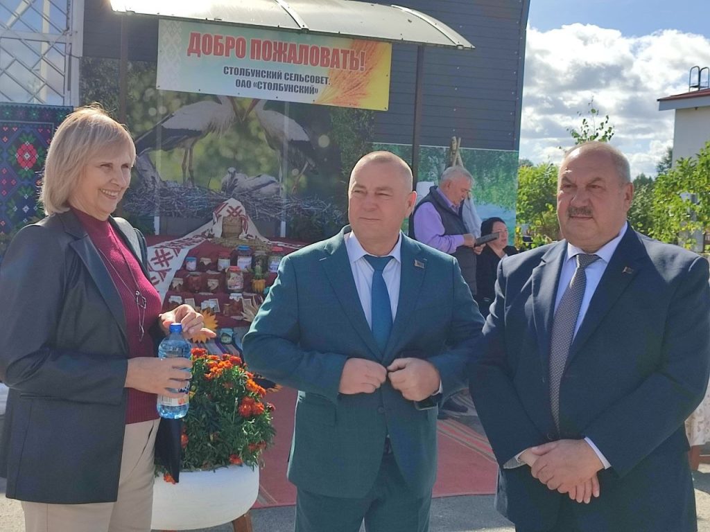 tkbim0h_-euw8lxs2kluv-q2o-fv2ydsu6bagg4vsrpkvwplljvyn00nxblresy0jbnbn-xlbyvwirylmbgq5ff_-1024x768 В агрогородке Столбун проходит районный праздник тружеников села «Дажынкі-2025»