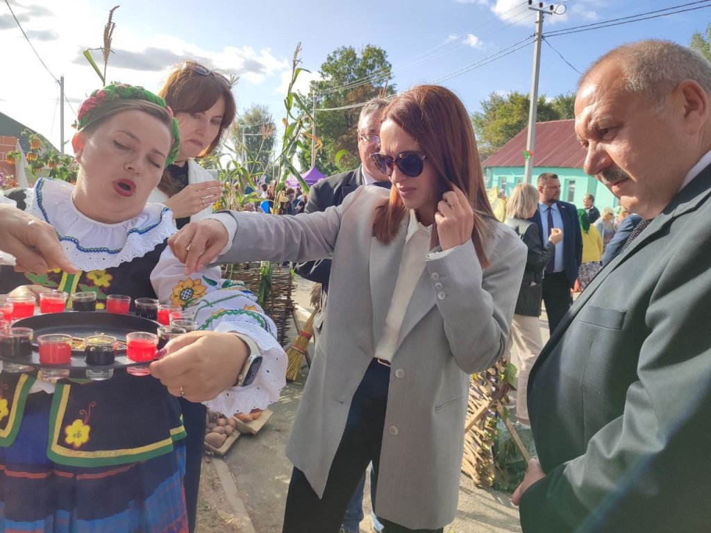 vv-w5iluaxowc7lx-kjm3mygdsu3klcvz4bh_dgnfgjefiufkoi1fx2zqxdn79tlpjtg7gq8b7b9vpikntbx-xhj-1024x768 В агрогородке Столбун проходит районный праздник тружеников села «Дажынкі-2025»