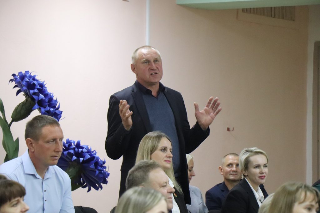 vxqdjddd2hnv2-1srw8sg8ffrflwnekn2wo8myhpgc1fklajkmumc4njwzqkvvrvqfpwyfzkeh4kxd-s6cgaodu-1024x682 Заместитель министра образования встретился с педагогической общественностью Ветковщины