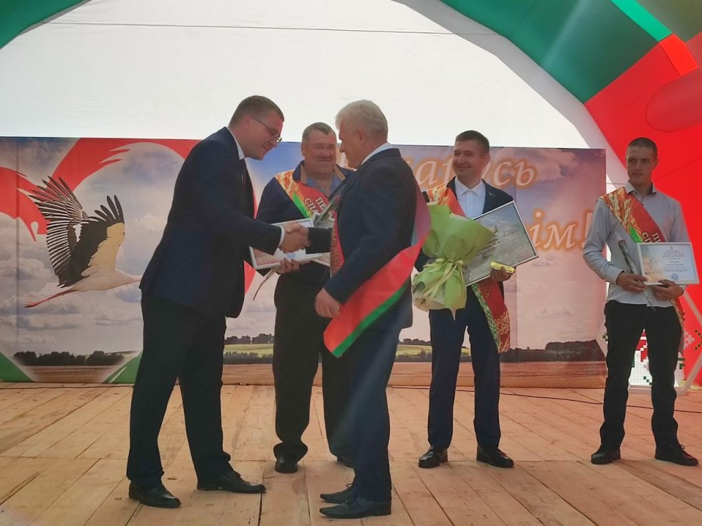 vy3w8ddqhlzphrve6a0lehhsbfpqmzpn7lptfcmqekwkmrab_cp6b9eyvr6ylyshr2r9590wjikiw7becdtwduup-1024x768 В агрогородке Столбун проходит районный праздник тружеников села «Дажынкі-2025»