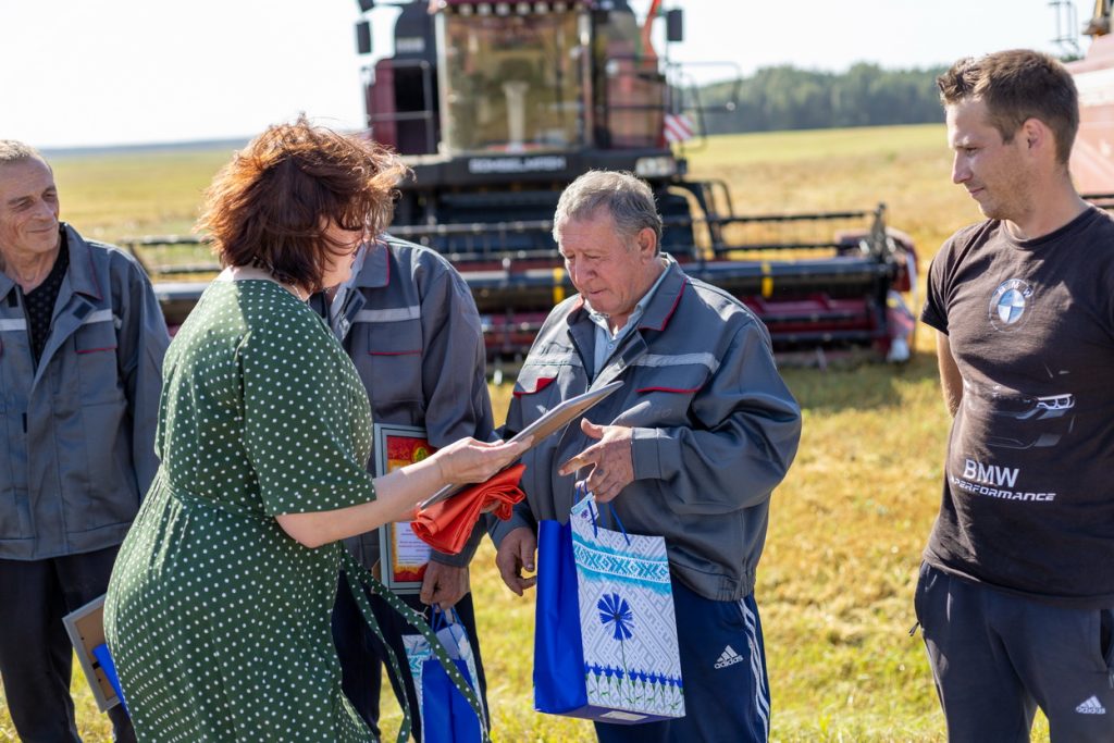 фото-11-1024x683 Передовиков уборочной кампании чествовали в ОАО "Столбунский"