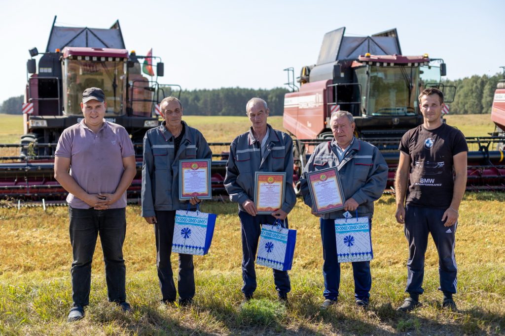 фото-12-1024x683 Передовиков уборочной кампании чествовали в ОАО "Столбунский"