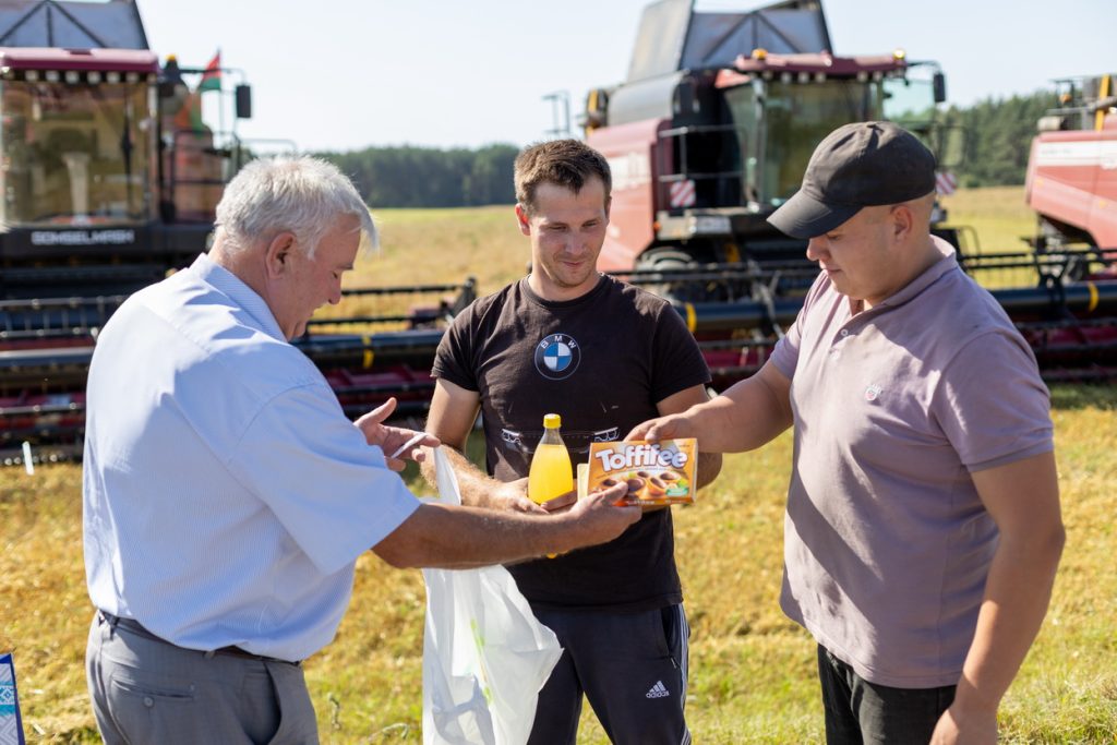 фото-21-1024x683 Передовиков уборочной кампании чествовали в ОАО "Столбунский"