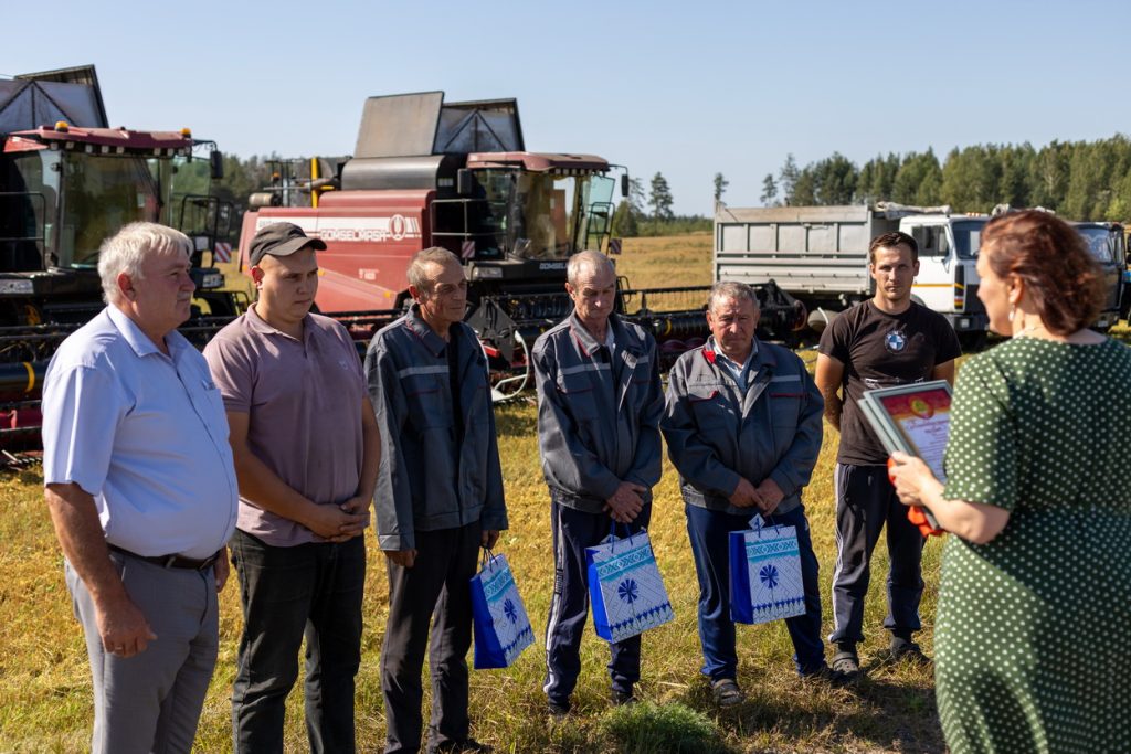 фото-6-1024x683 Передовиков уборочной кампании чествовали в ОАО "Столбунский"