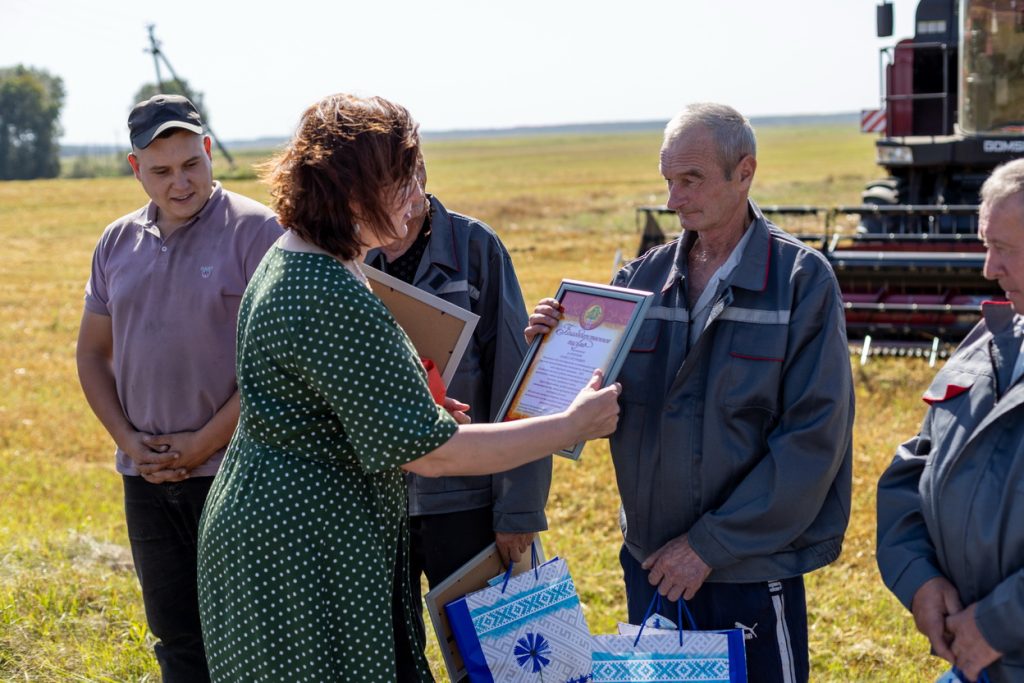фото-8-1024x683 Передовиков уборочной кампании чествовали в ОАО "Столбунский"
