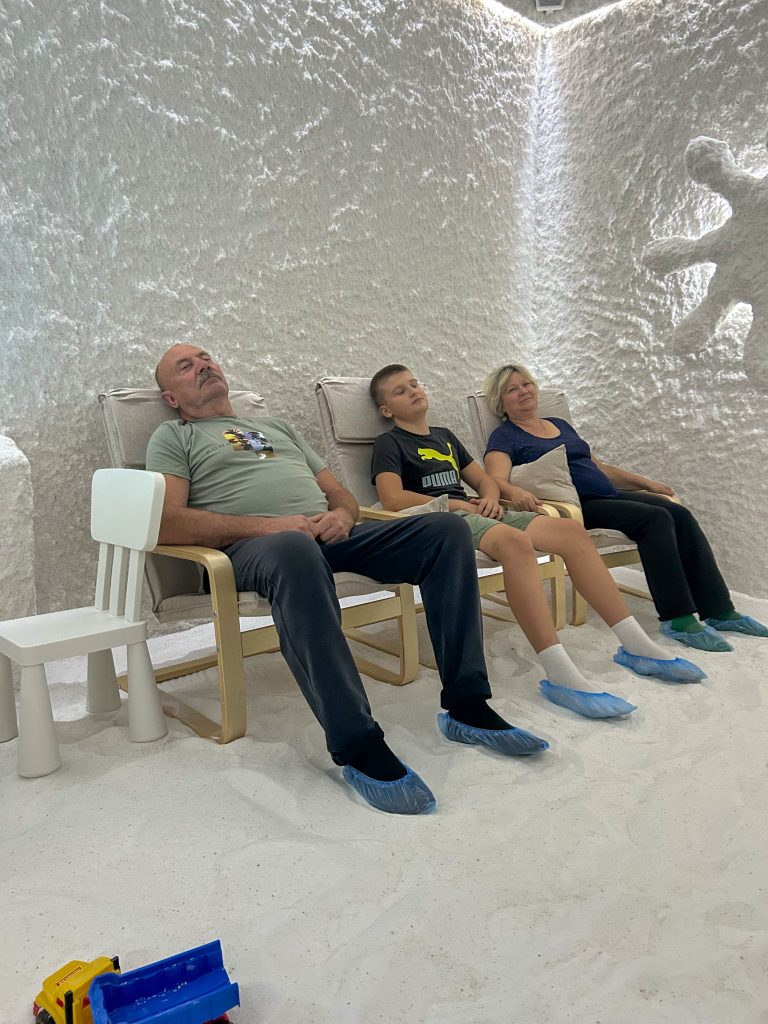 0-12-768x1024 Дышите глубже: ветковчанка открыла уникальную соляную пещеру