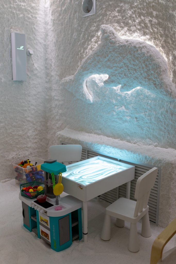 0-6-1-683x1024 Дышите глубже: ветковчанка открыла уникальную соляную пещеру