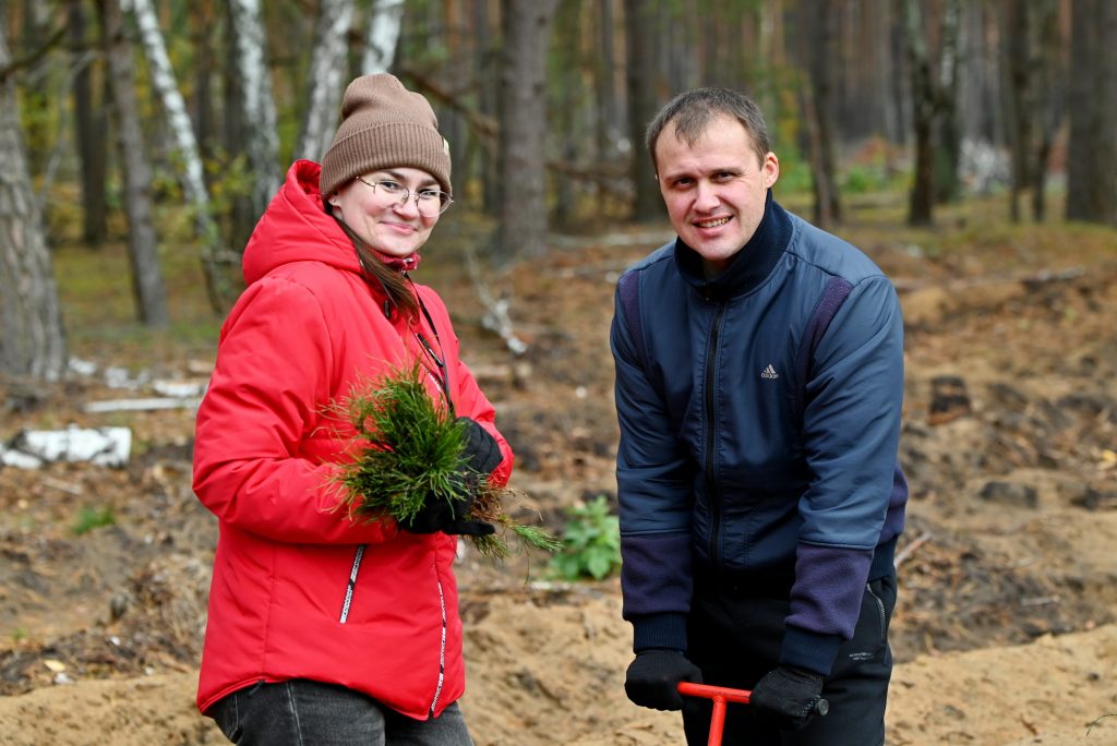 dsc_7534a-1024x684 Чтобы дышала земля: сотрудники управления ГКСЭ по Гомельской области приняли участие в лесовосстановительной акции «Дай лесу новае жыццё»