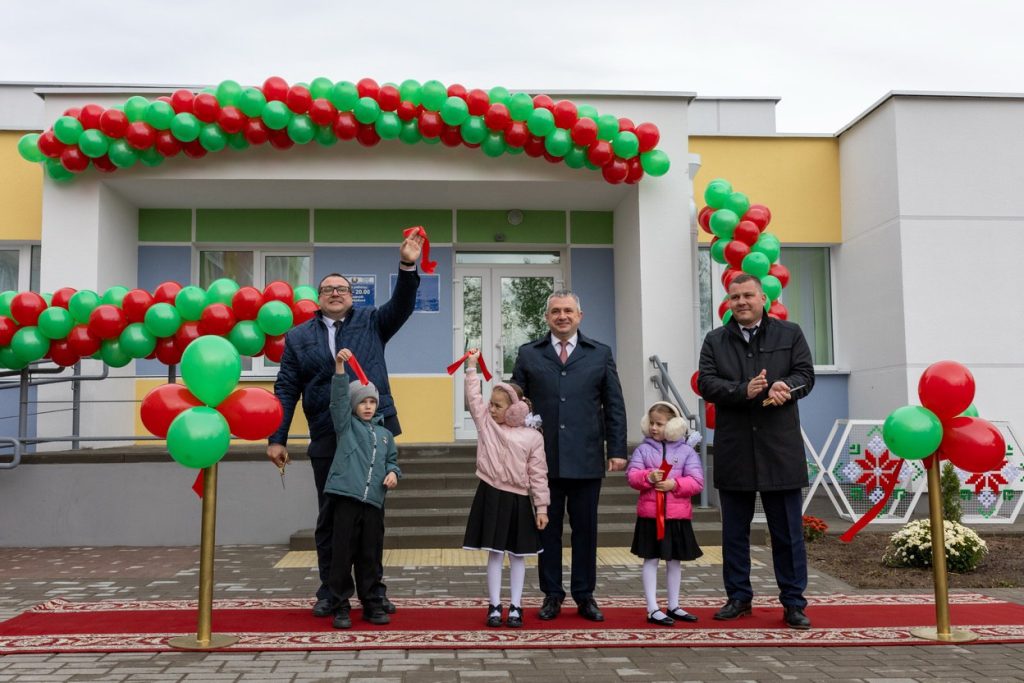 photo_2025-10-02_12-33-02-1024x683 В Ветковской гимназии губернатор открыл новый комплекс для творчества