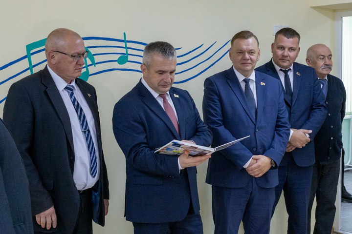 photo_2025-10-02_12-33-29 В Ветковской гимназии губернатор открыл новый комплекс для творчества