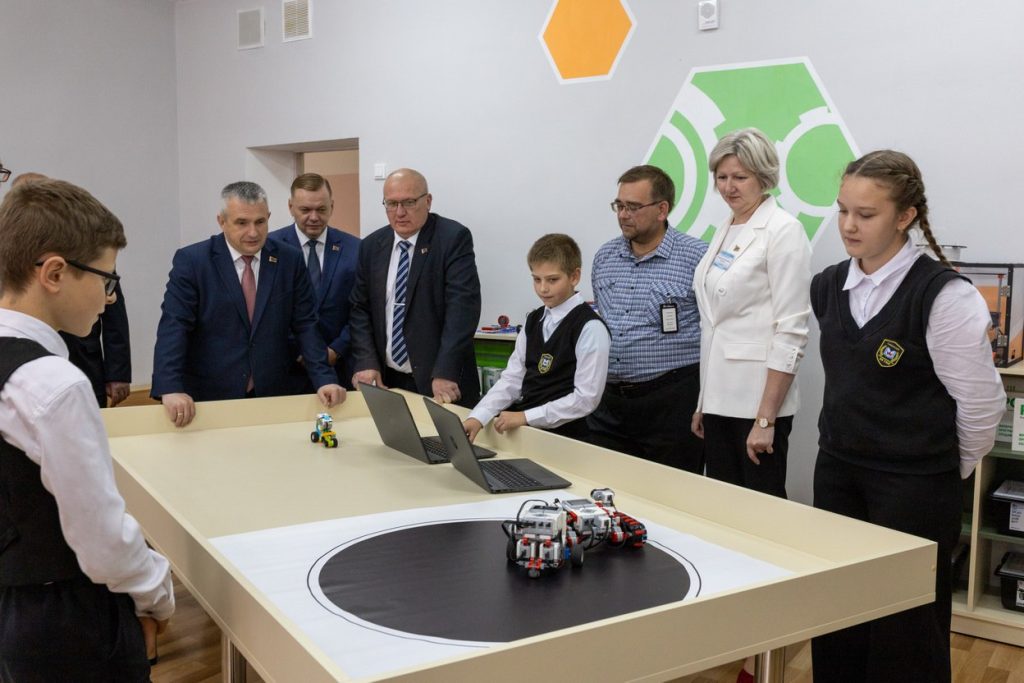 photo_2025-10-02_12-34-40-1024x683 В Ветковской гимназии губернатор открыл новый комплекс для творчества