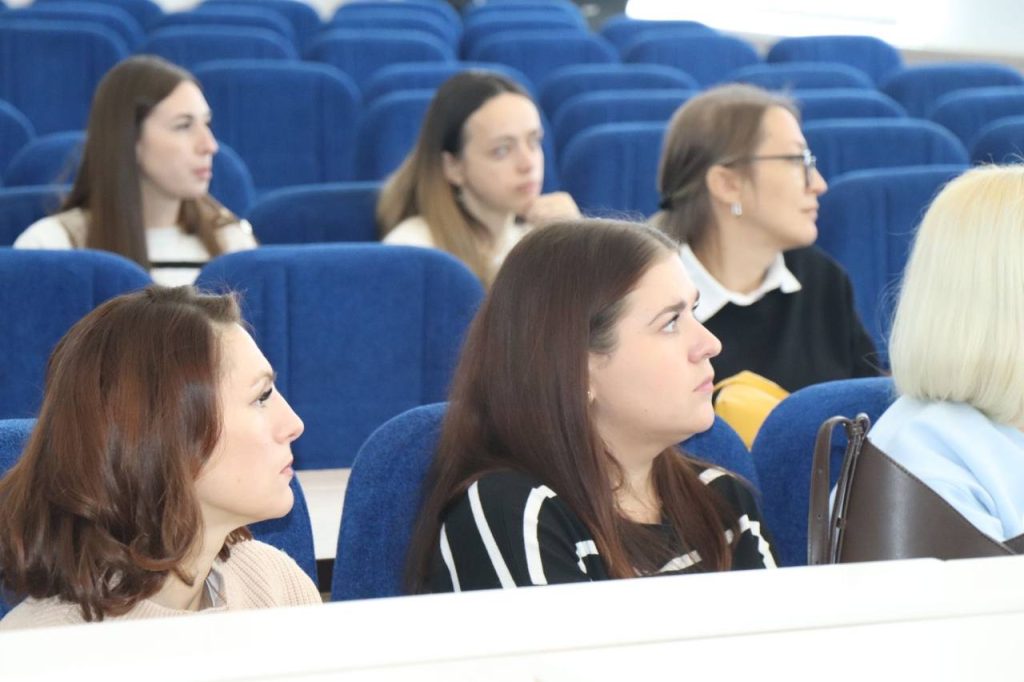 photo_2025-10-02_15-13-08-1024x682 В Ветке обсудили выполнение административных процедур службой «Одно окно».