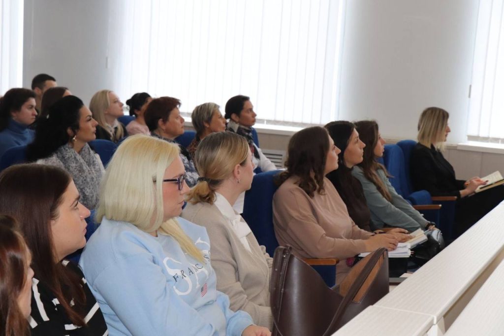 photo_2025-10-02_15-13-10-1024x682 В Ветке обсудили выполнение административных процедур службой «Одно окно».