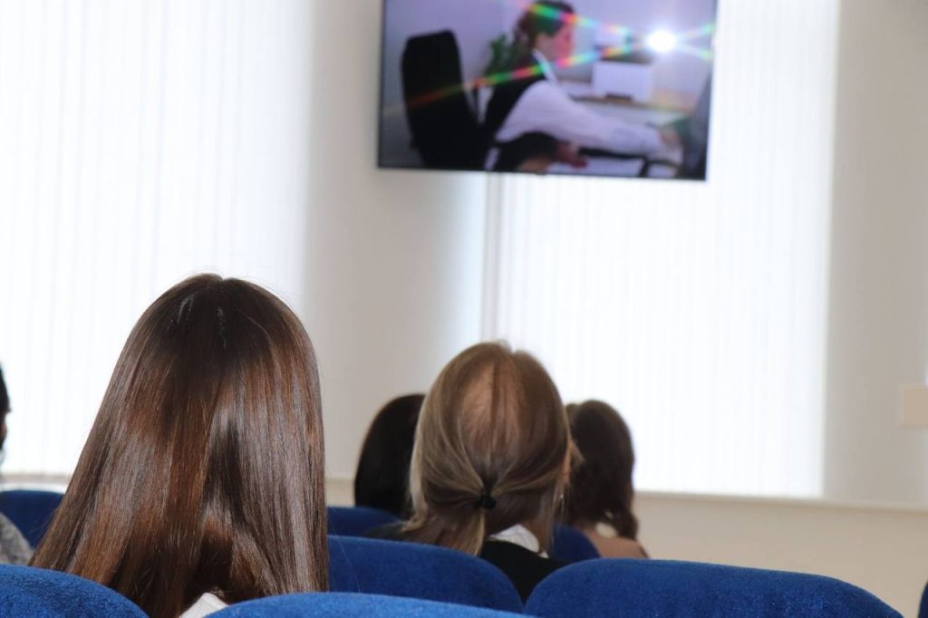 photo_2025-10-02_15-13-27-1024x682 В Ветке обсудили выполнение административных процедур службой «Одно окно».