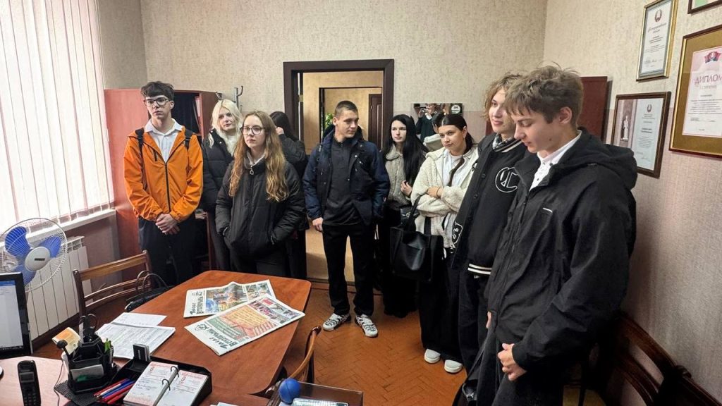 photo_2025-10-06_16-28-44-1024x576 Сотрудники редакции рассказали о своей профессии школьникам