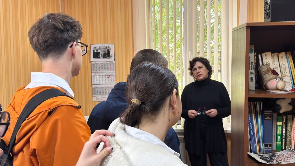 photo_2025-10-06_16-28-46-1024x576 Сотрудники редакции рассказали о своей профессии школьникам