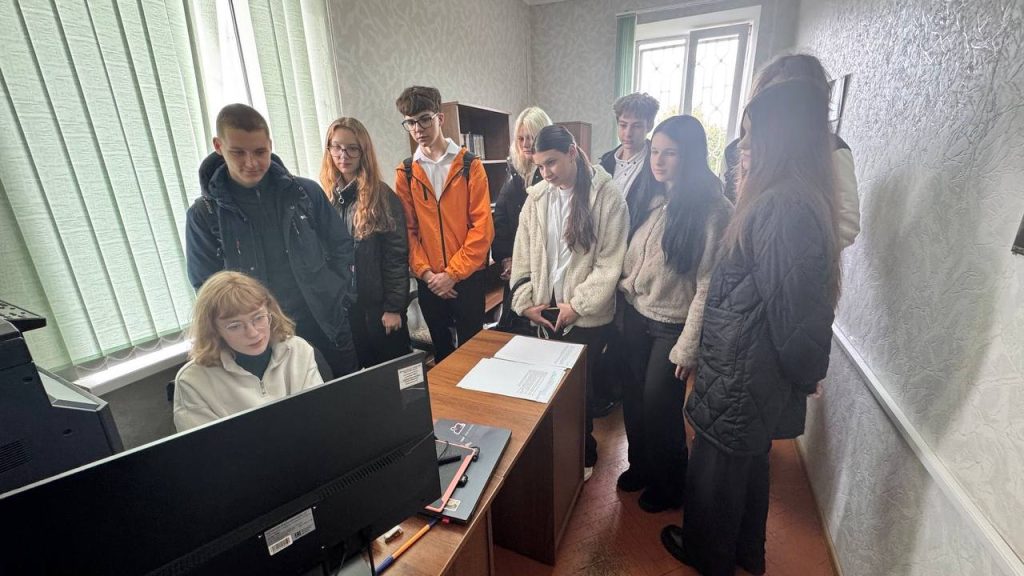 photo_2025-10-06_16-28-46-2-1024x576 Сотрудники редакции рассказали о своей профессии школьникам