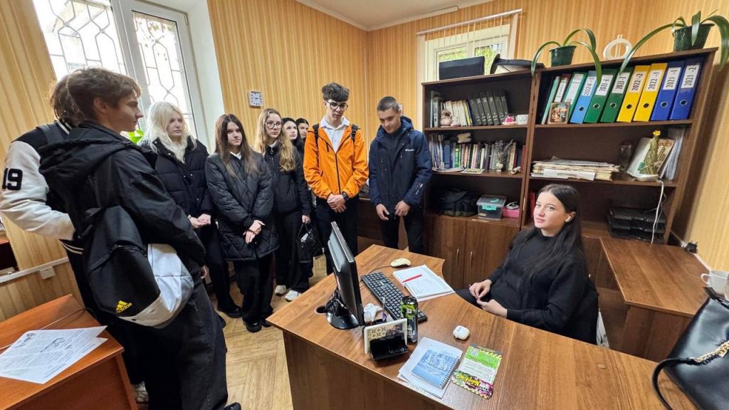 photo_2025-10-06_16-28-47-1024x576 Сотрудники редакции рассказали о своей профессии школьникам