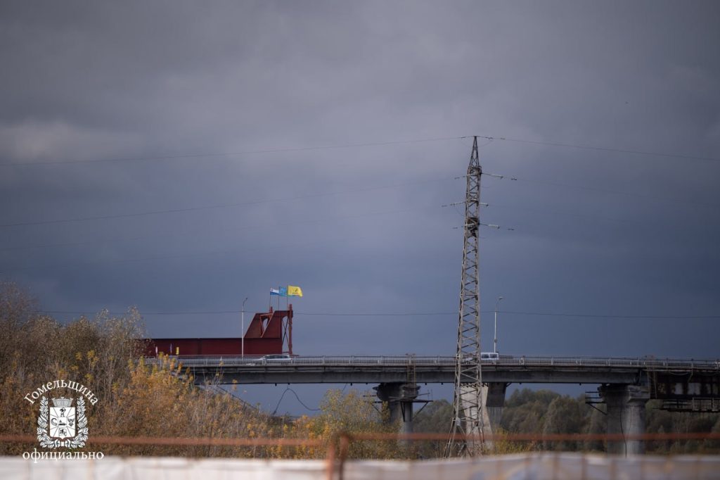 photo_2025-10-21_10-29-32-2-1024x682 Работы по строительству моста через Сож в Ветковском районе ведутся по графику