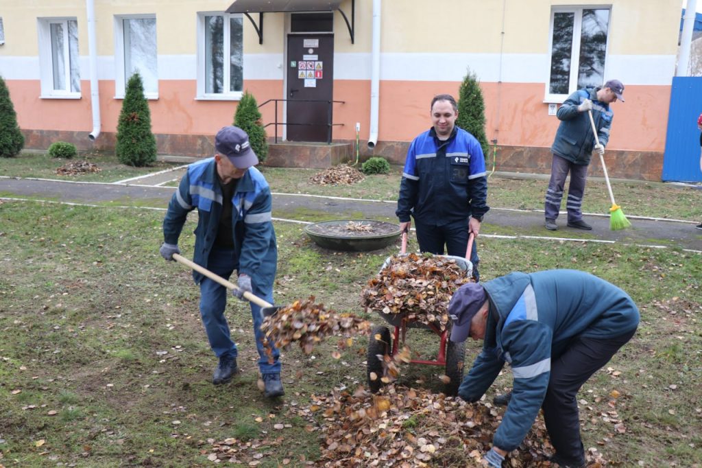 photo_2025-10-25_11-34-19-1024x682 Ветковчане приняли активное участие в республиканском субботнике