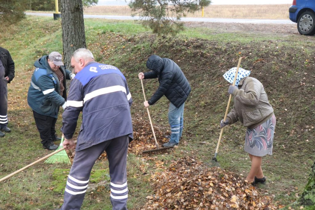 photo_2025-10-25_11-34-30-1024x682 Ветковчане приняли активное участие в республиканском субботнике