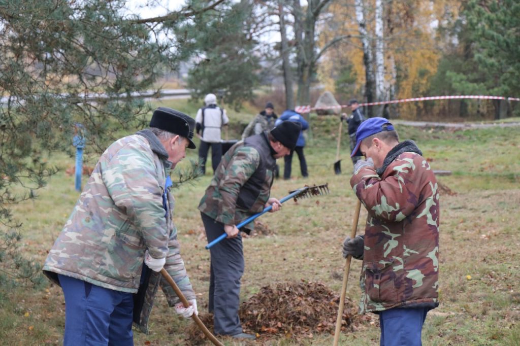 photo_2025-10-25_11-35-48-1024x682 Ветковчане приняли активное участие в республиканском субботнике