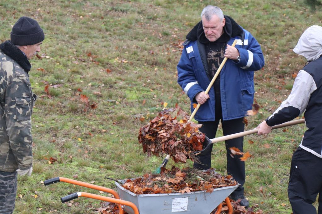 photo_2025-10-25_11-35-48-2-1024x682 Ветковчане приняли активное участие в республиканском субботнике