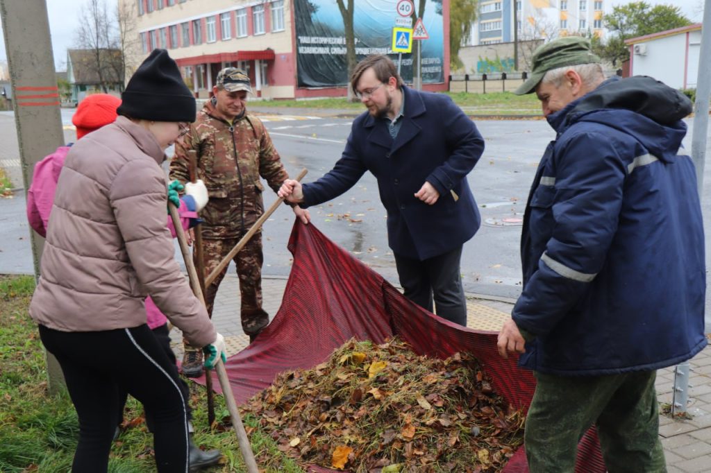 photo_2025-10-25_11-38-06-1024x682 Ветковчане приняли активное участие в республиканском субботнике